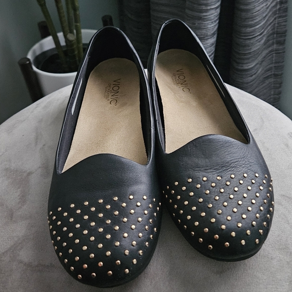 Vionic Bondi studded black leather flats - Picture 2 of 9